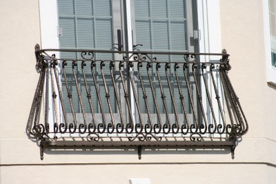 Кованый французский балкон фото